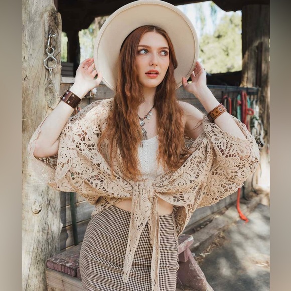 Crochet Floral Petal Kimono Wrap with Sleeves- OS NWT- Boho chic- Taupe - Picture 1 of 4